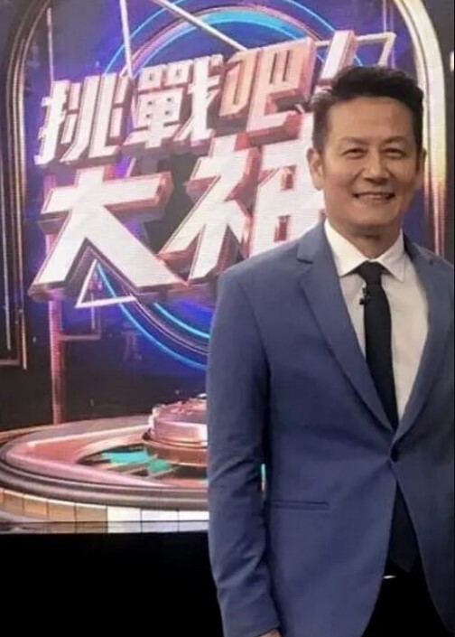 【反差少妇】高颜值美少妇瑶瑶和老外大屌男友吃饱回房间大干一场！ - 网红泄密